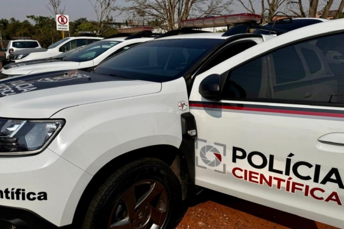 Dois homens em uma motocicleta são procurados após execução na Avenida Carlos Lacerda; vítima morreu no hospital.