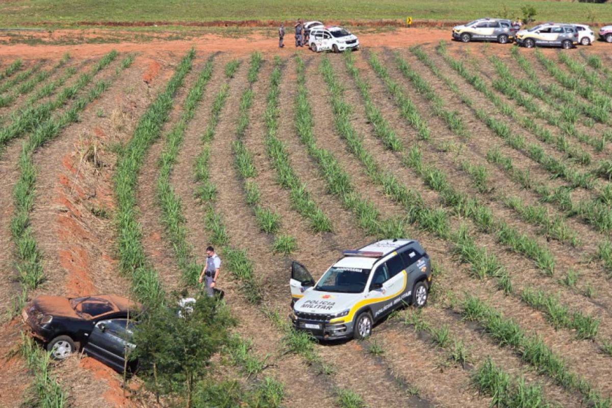 Droga estava escondida em veículo que capotou durante a perseguição