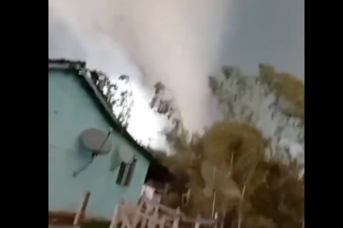 Imagens gravadas por moradores mostram o fenômeno avançando sobre áreas de campo.