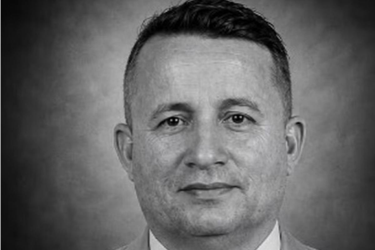 Alexsandro Gusmão Duarte (PP), conhecido como Sandrinho Oficina do Som, de 45 anos, estava em frente a um estabelecimento comercial, por volta das 21h, quando foi alvo do ataque.