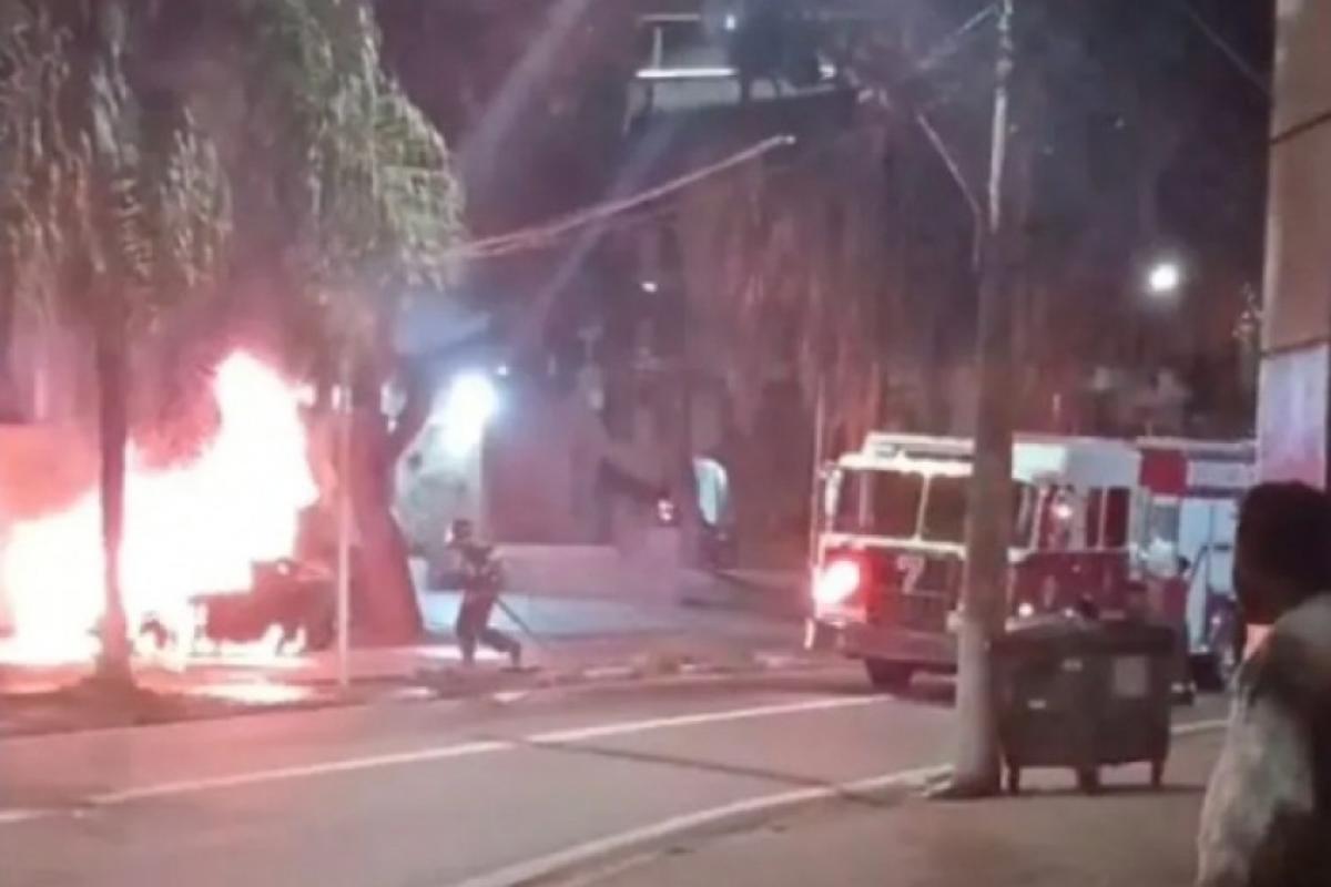 Caso ocorreu por volta da 1h40 desta sexta-feira, nas proximidades da Rua Guilherme da Silva; Corpo de Bombeiros foi acionado para conter as chamas e conseguiu controlar o fogo.