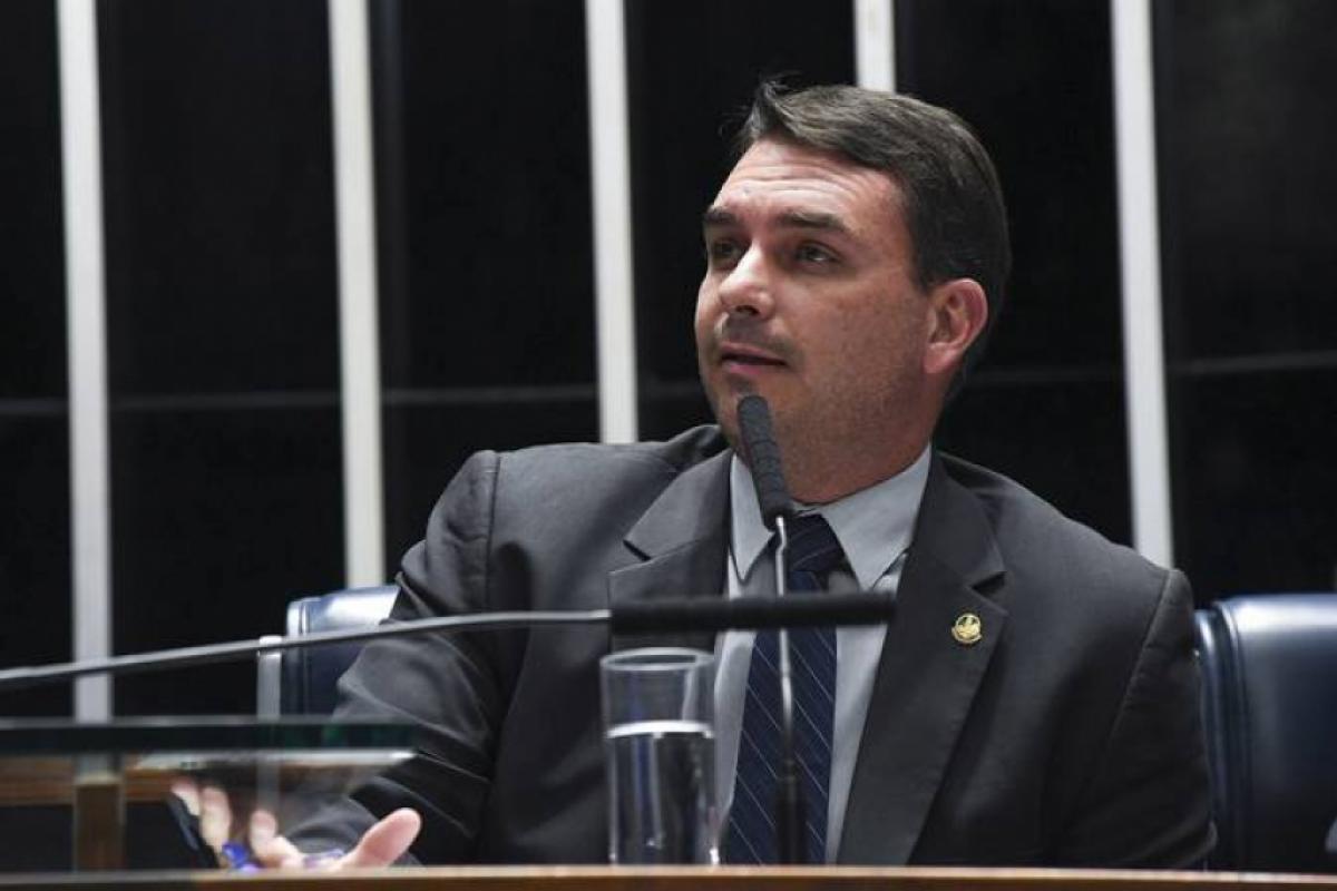 No Tribunal Superior Eleitoral, Flávio Bolsonaro aparece como membro do Missão, partido de outro candidato à presidência, Renan Santos