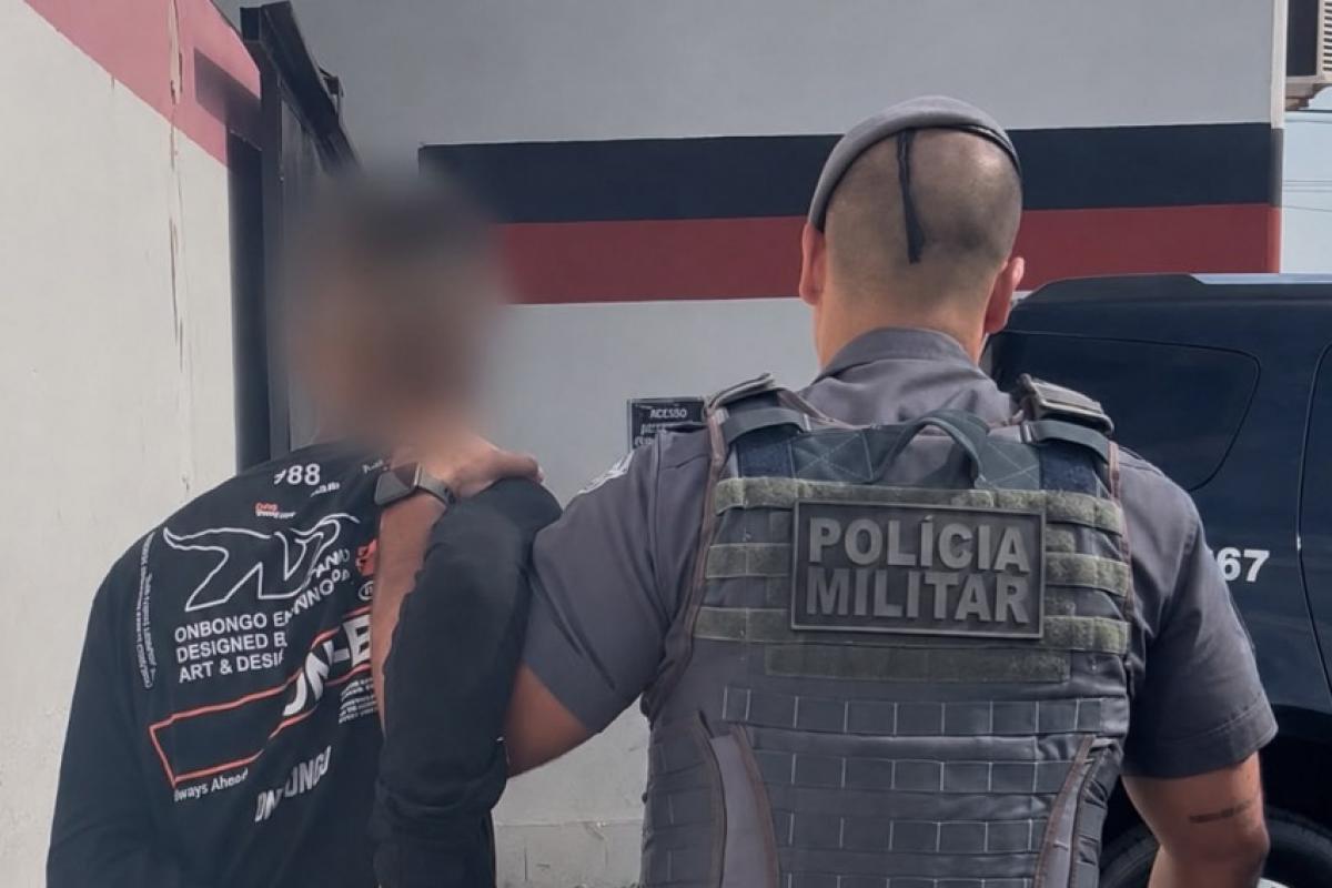 Homem tinha mandado de prisão em aberto e pena de seis anos a cumprir; abordagem ocorreu no Padre Anchieta.