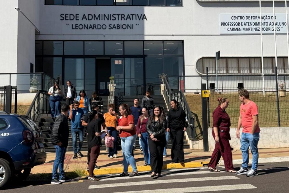 Pais deixam a Prefeitura de Birigui após reunião com servidores municipais para tratar das denúncias envolvendo a unidade de educação infantil