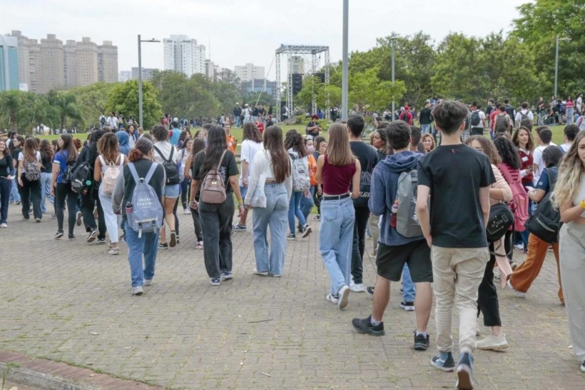 A entrada é gratuita. Para facilitar o acesso, os interessados podem realizar o credenciamento antecipado pelo site oficial da Feira USP e as Profissões 2026.
