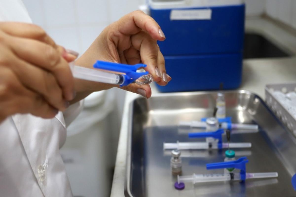 Cidade chegou a 27 mortes e 324 casos de SRAG por influenza em 2026; novas vítimas tinham comorbidades e não estavam vacinadas.