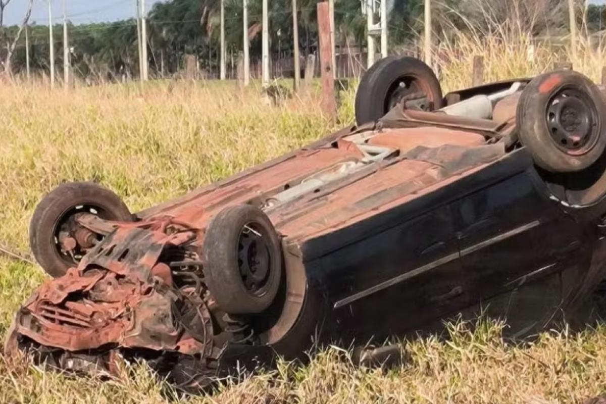 Veículo capotou e parou de cabeça para baixo em área de mata 