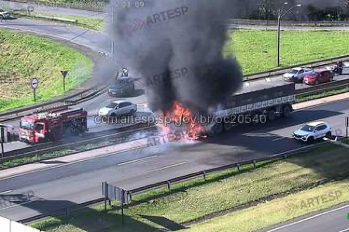 Carreta pegou fogo no km 137 da rodovia Dom Pedro I, em Campinas