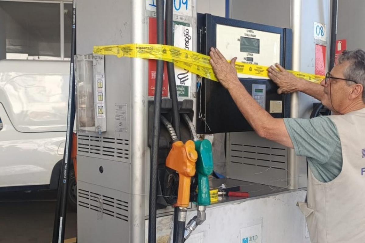 Polícia Civil fiscalizou nove postos em Campinas; operação terminou com duas prisões, estabelecimento lacrado e amostras de combustível apreendidas.
