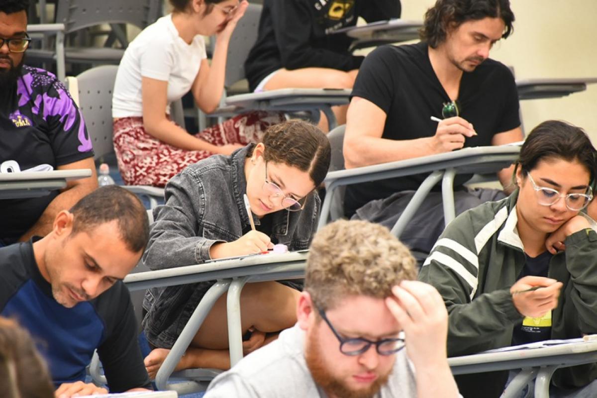Comvest estende prazo até 8 de setembro; processo seletivo oferece 2.523 vagas em 70 opções de cursos e terá primeira fase em outubro.