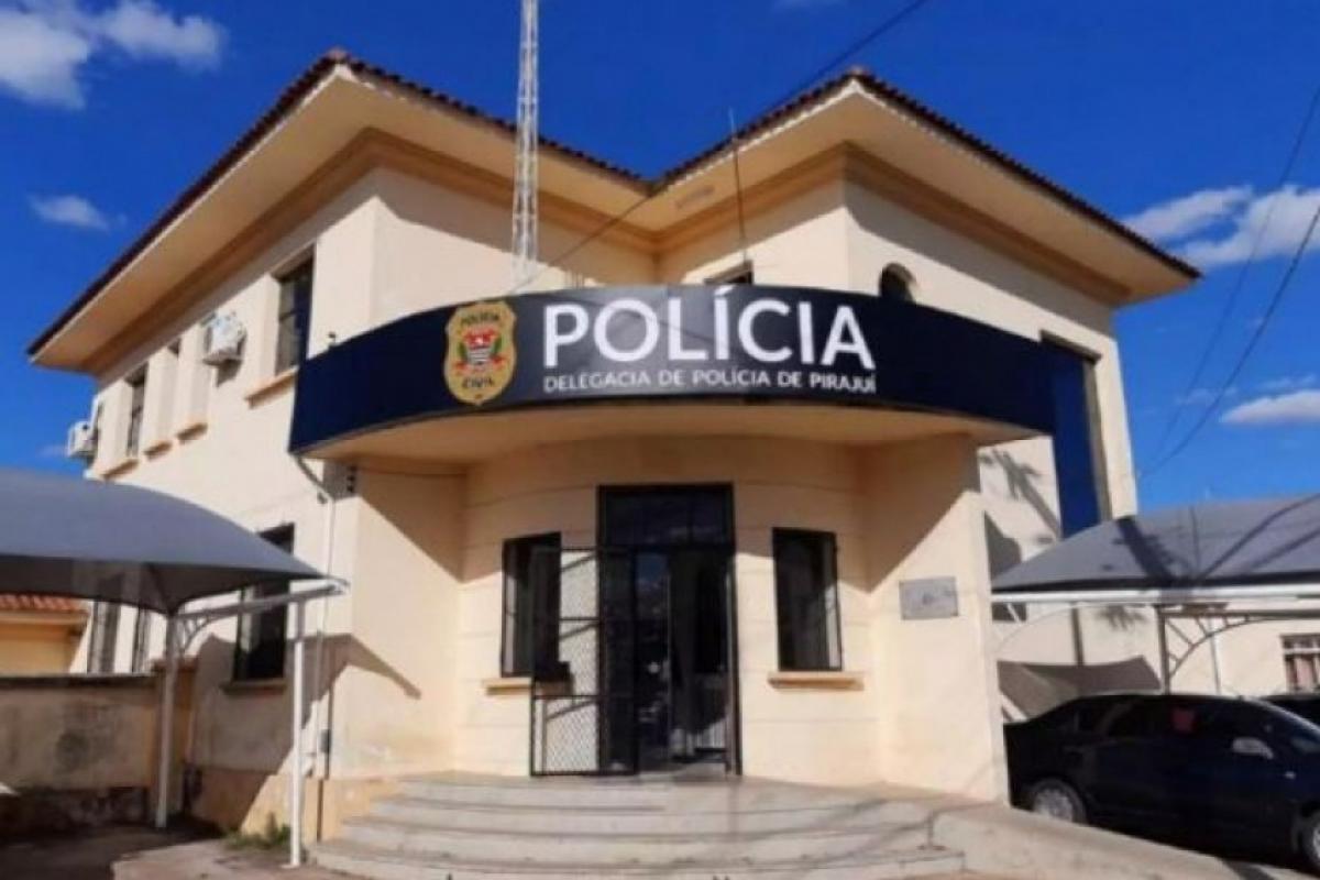 Ele foi autuado na Delegacia de Pirajuí pelos crimes de furto qualificado mediante fraude e desobediência e permaneceu à disposição da Justiça