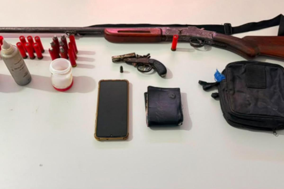 Policiais encontraram duas armas municiadas e 21 munições na residência