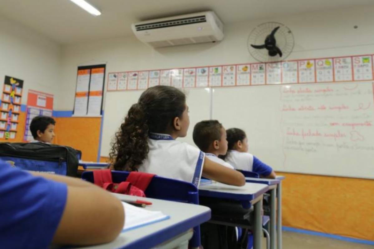 Projeto prevê divulgação da demanda e da lista de espera; biometria facial para entrada e saída de alunos também está na pauta