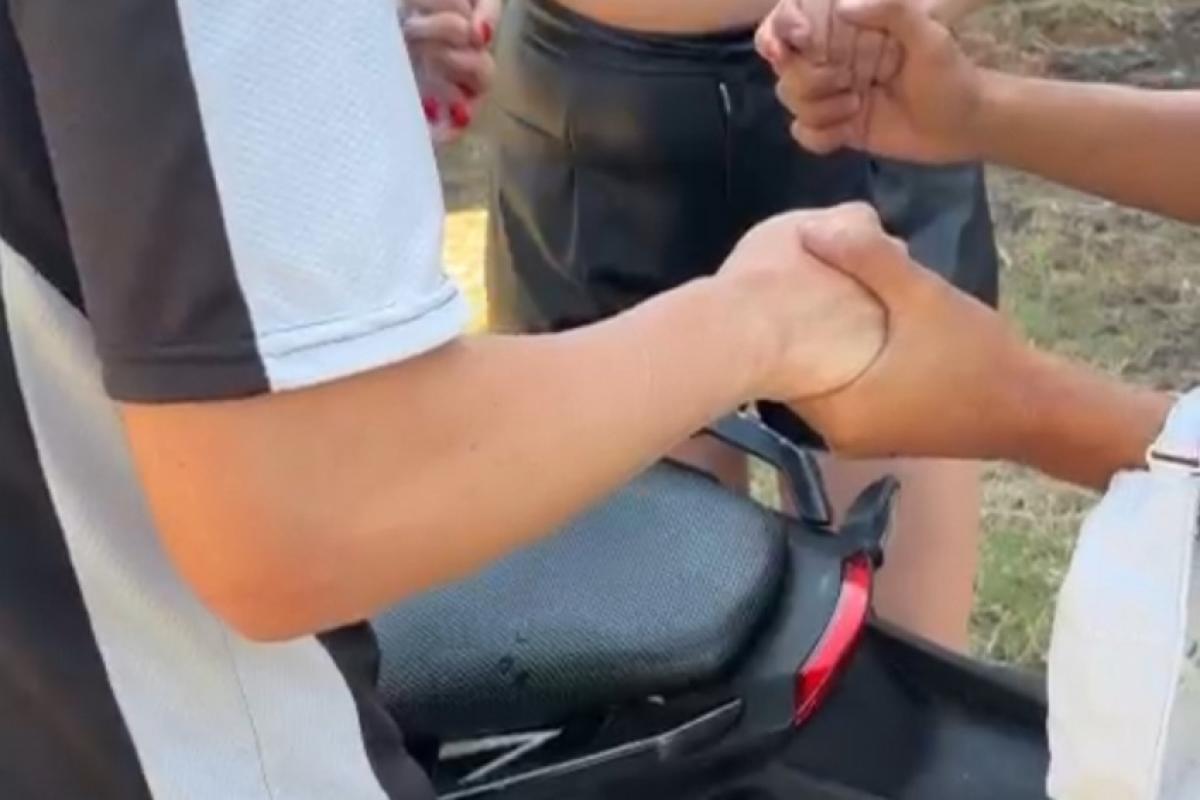 Homem ora após recuperar moto