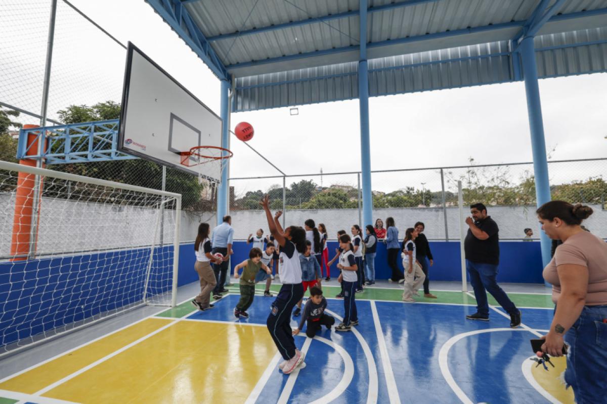 Há obras de ampliação e de novas edificações, além de reformas de escolas municipais na cidade, para atender melhor as mudanças populacionais