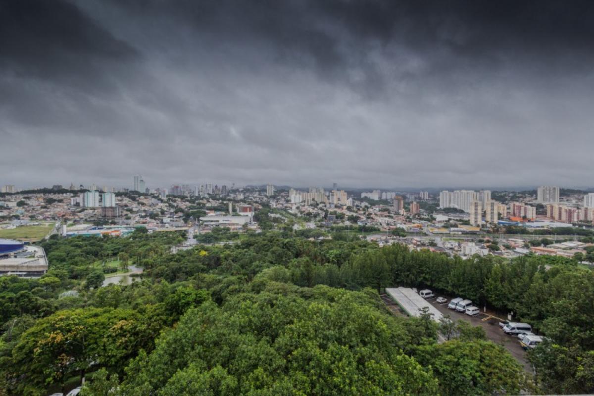 A previsão indica pancadas de chuva de intensidade moderada a forte e rajadas de vento que podem superar os 80 km/h