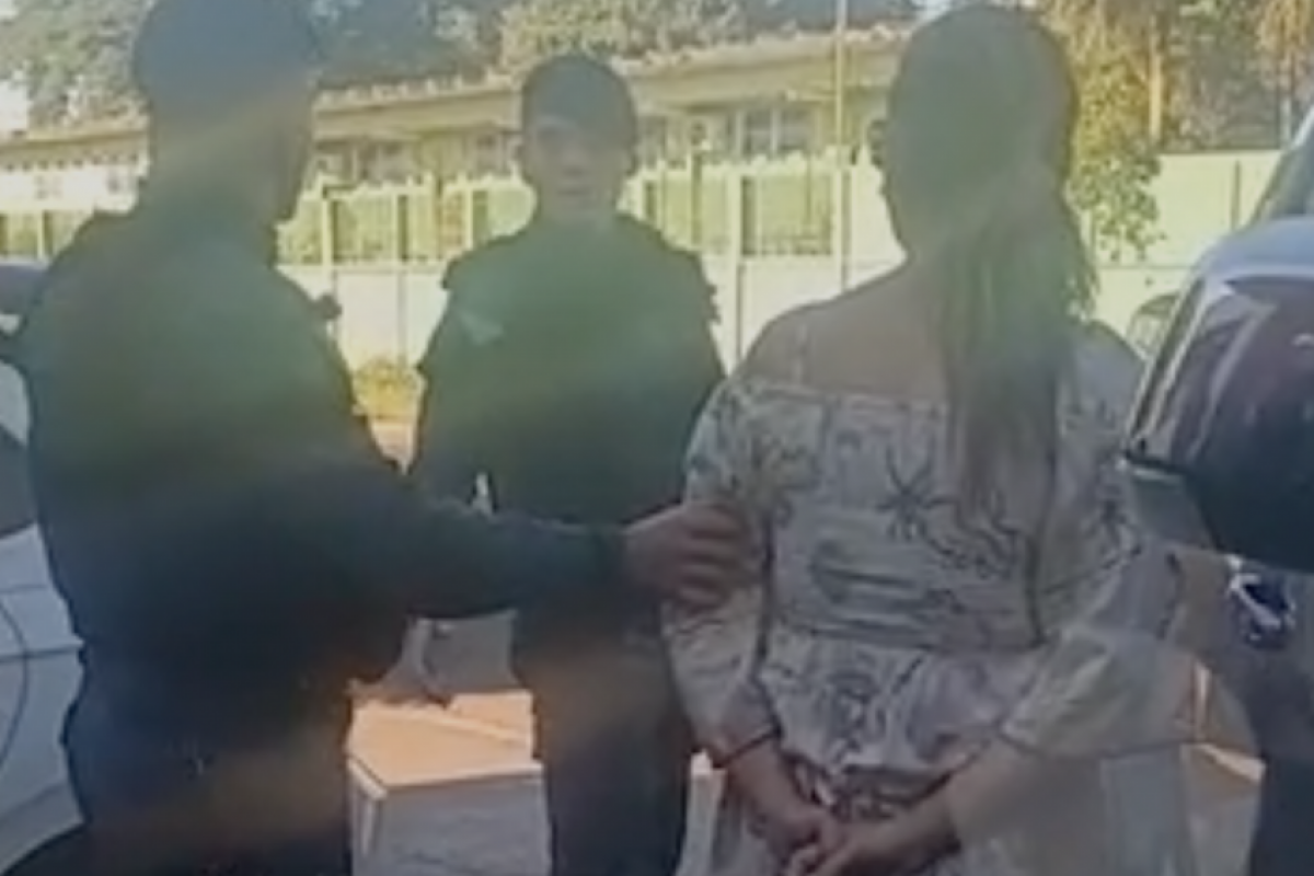 A Polícia Militar foi acionada e, mesmo diante dos agentes, a mulher repetiu a ameaça.