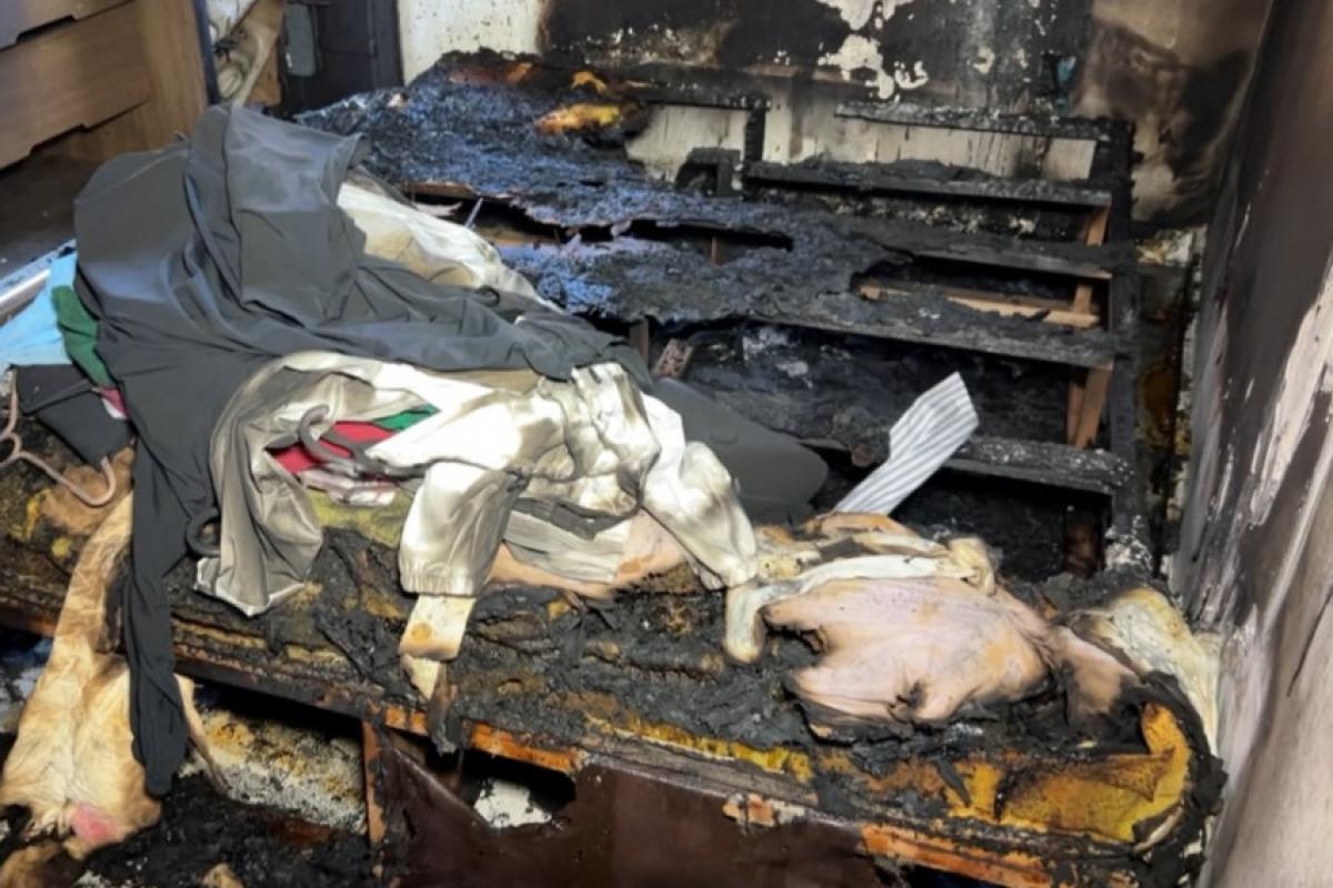 Quarto da vítima foi o mais atingido pelo incêndio; ela decidiu criar uma vaquinha virtual para arrecadar recursos e reformar o imóvel