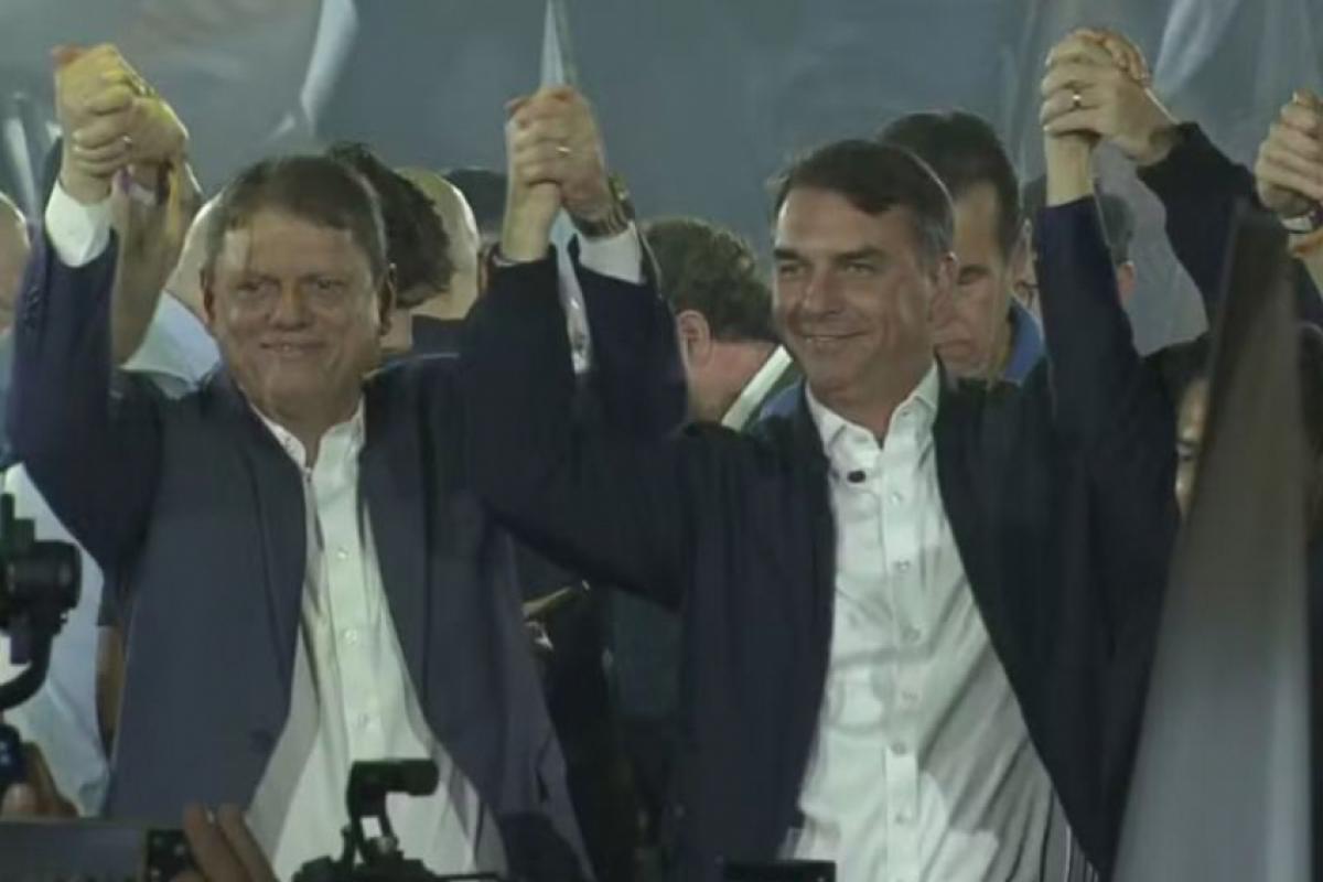 Tarcísio de Freitas e Flávio Bolsonaro 