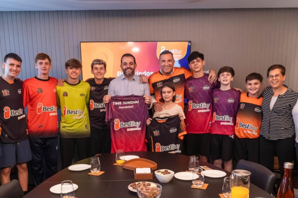 Prefeito Gustavo Martinelli, CEO da BestBuy, secretária Rita Orsi e integrantes do Time Jundiaí de handebol