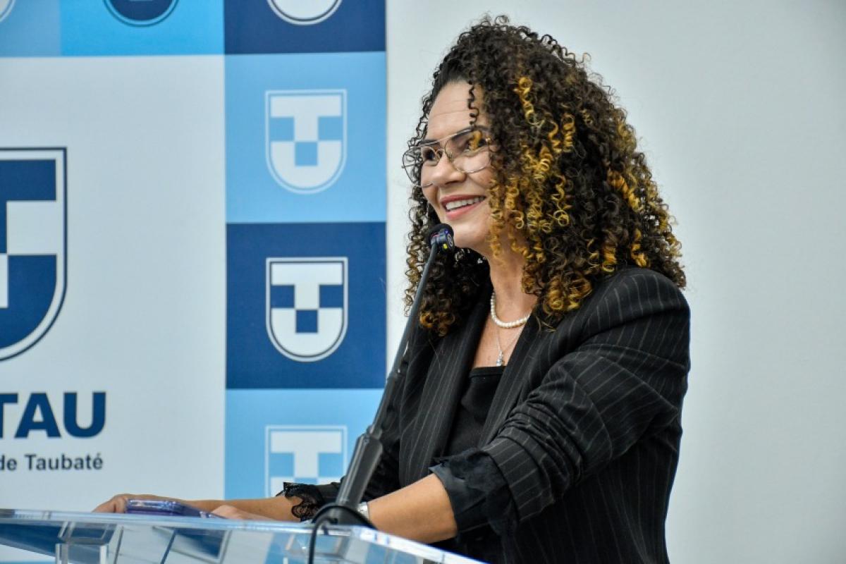 Profa. Dra. Fabrina Moreira