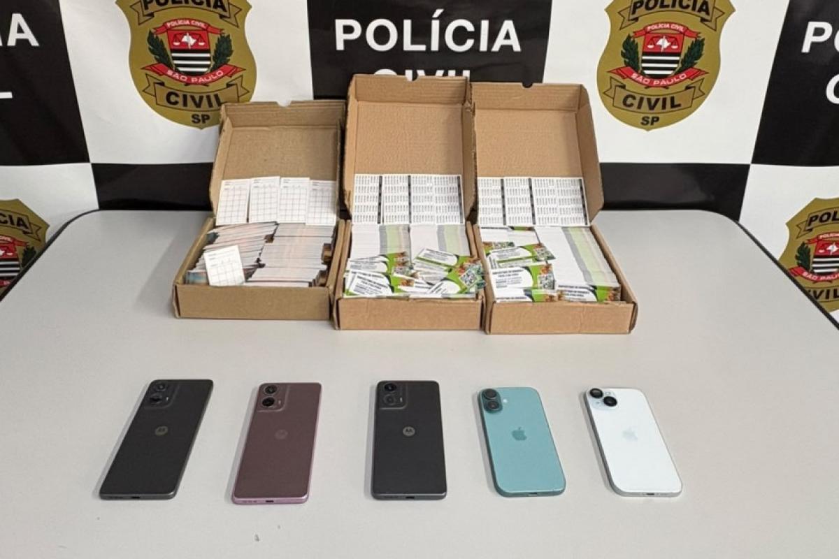 Investigação apura grupo voltado à oferta de empréstimos e cobrança de dívidas; cerca de mil cartões foram apreendidos.