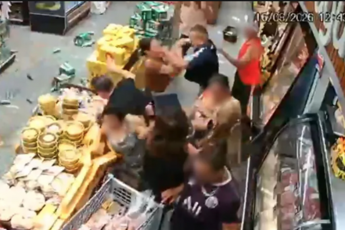 O homem foi contido por clientes e preso em flagrante. 