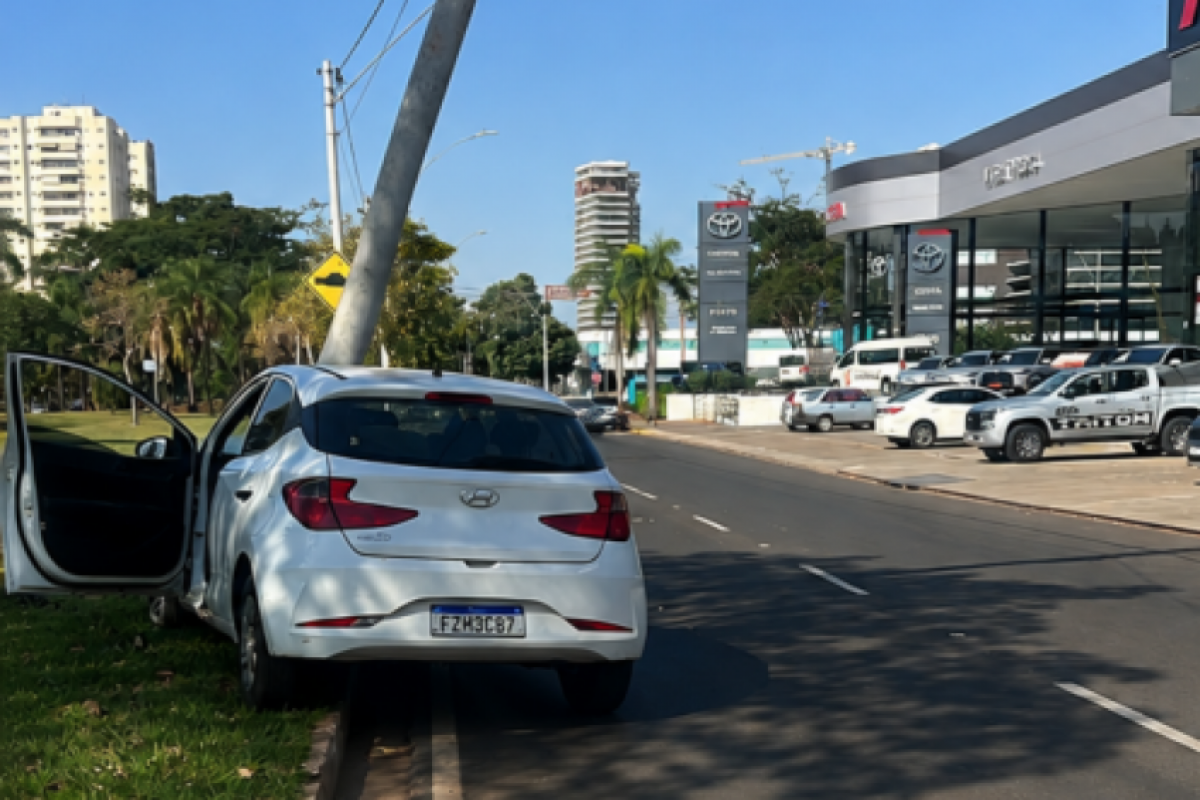 Mulher e criança estavam no veículo, que atingiu um poste da CPFL na tarde desta sexta-feira; apesar do impacto, ninguém ficou ferido