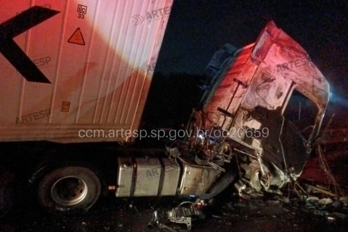 Imagem ilustrativa sobre Tragédia na SP‑340: Ambulância, 3 Carretas e Caminhão chocam‑se, 1 morto na estrada