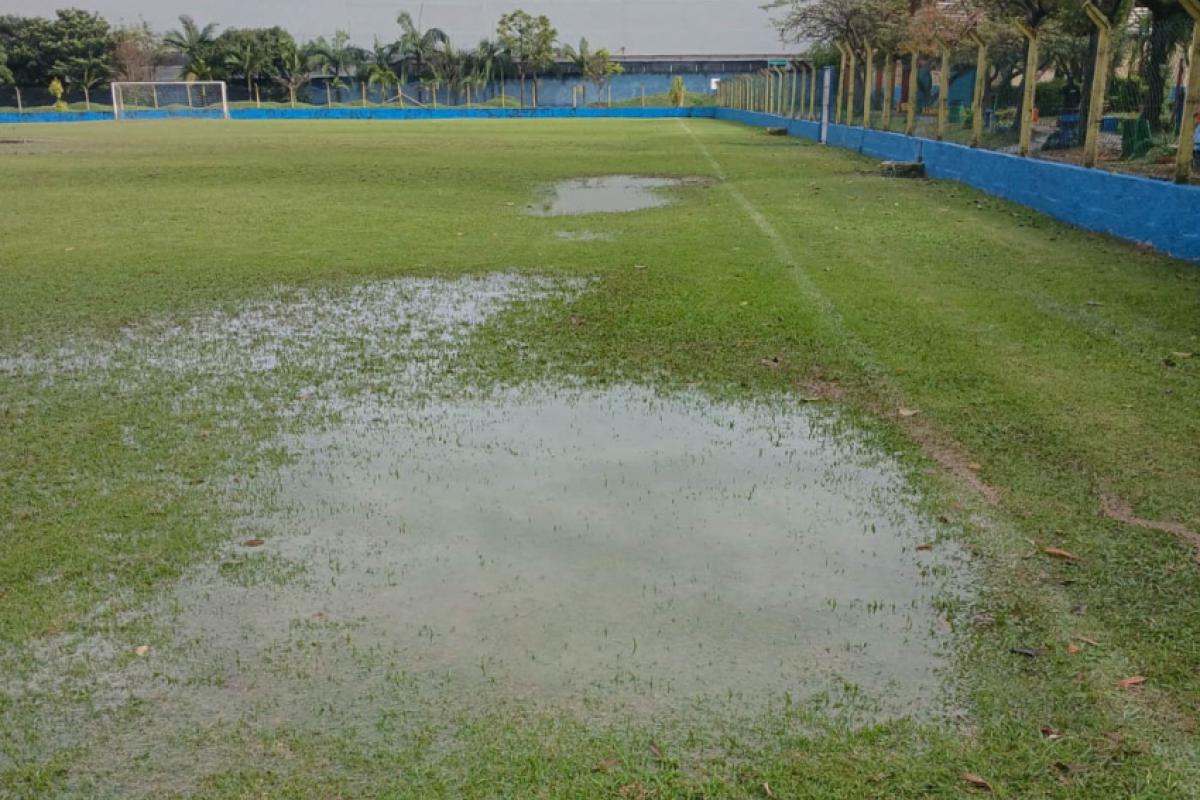 Os complexos esportivos permanecerão abertos normalmente à população, e a restrição se aplica exclusivamente aos campos de futebol