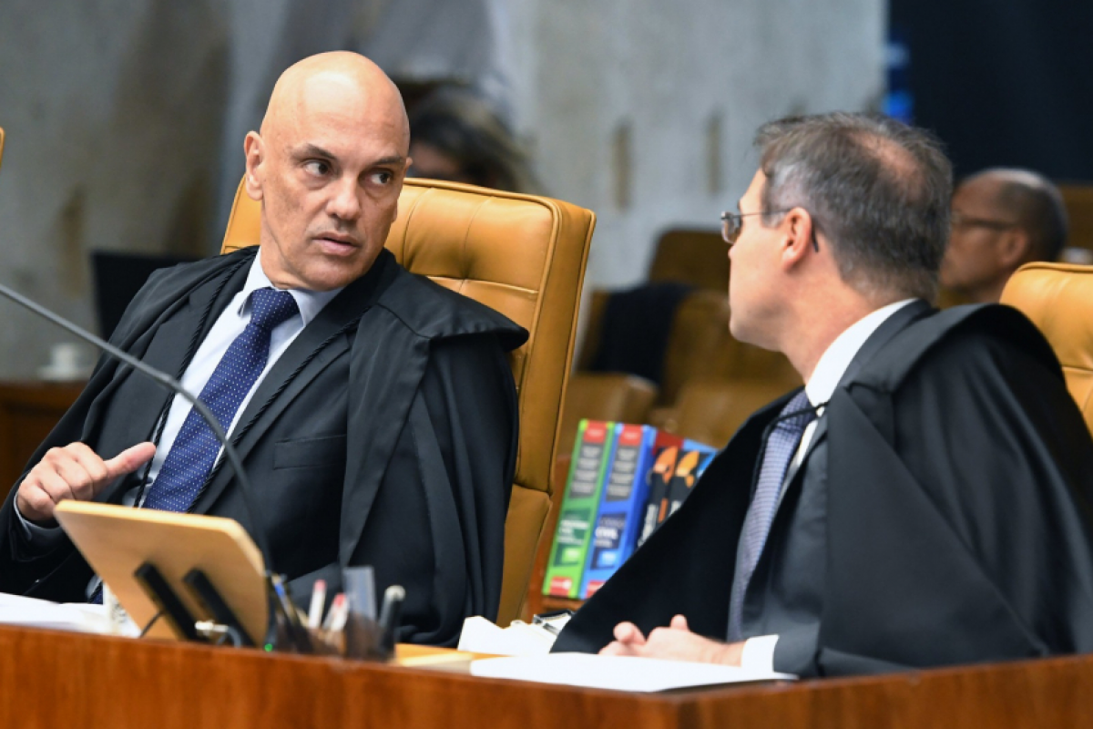 Ministros Alexandre de Moraes e André Mendonça durante sessão plenária