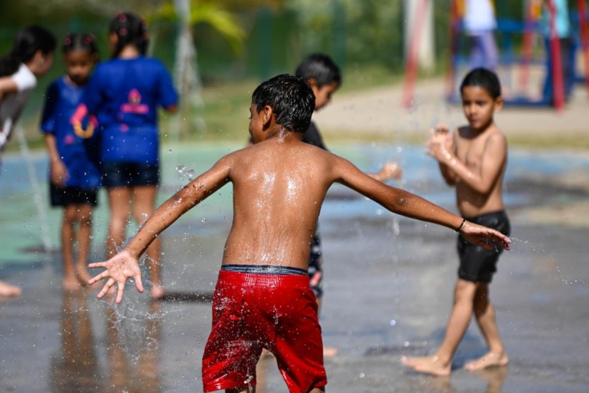 Onda de calor mantém temperaturas muito acima da média no início da semana; região está sob alerta vermelho até quarta-feira.