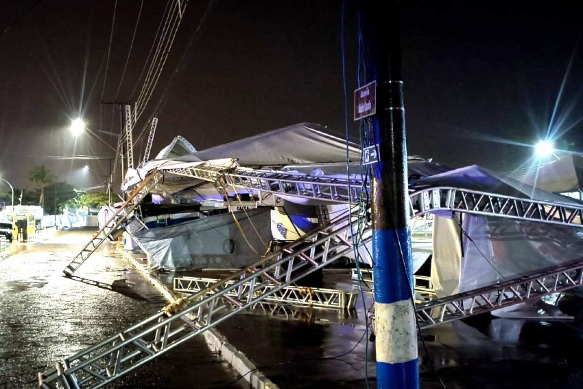 Chuva e ventos fortes destroem tendas no Recinto de Exposições de Avaré
