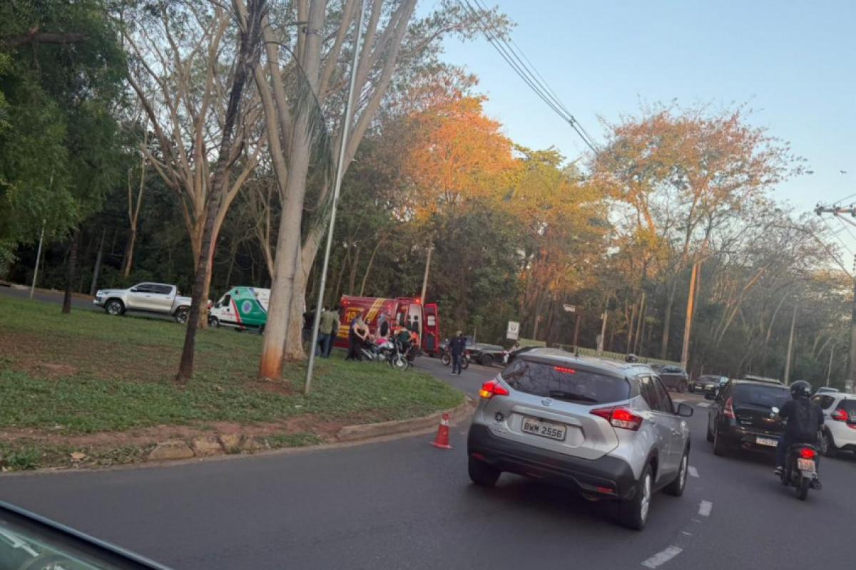 Acidente aconteceu no fim da tarde desta quinta-feira (3), no cruzamento da avenida Joaquim Pompeu de Toledo com a Baguaçu; motociclista foi levado ao Pronto-Socorro Municipal
