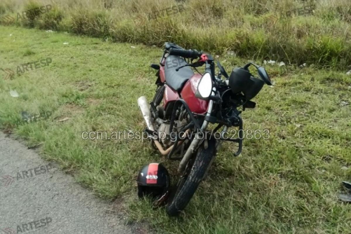 Batida na traseira de caminhão mata motociclista na SP-340