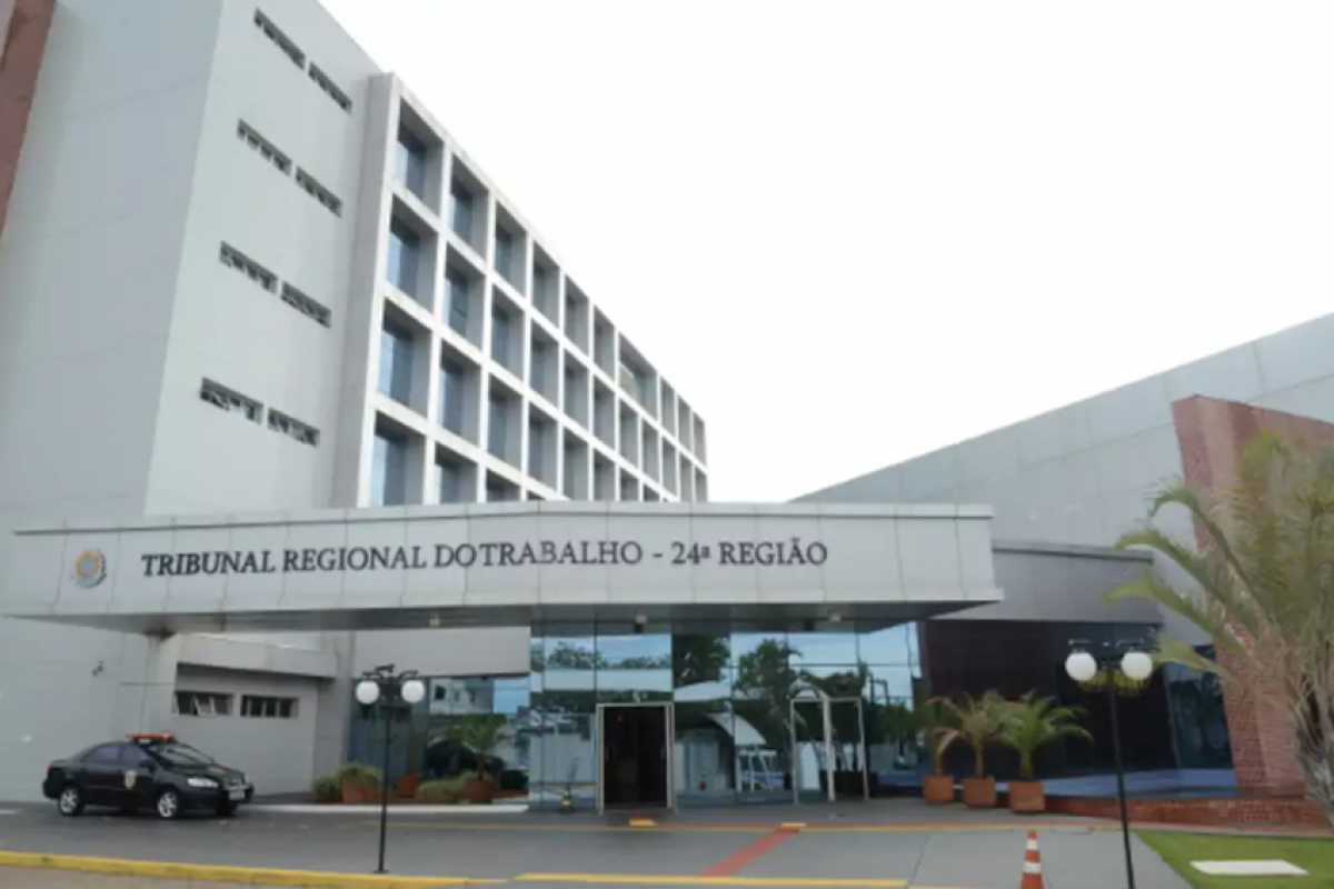 A trabalhadora apresentou atestados que justificavam as ausências entre 29 de setembro e 3 de outubro de 2025. 
