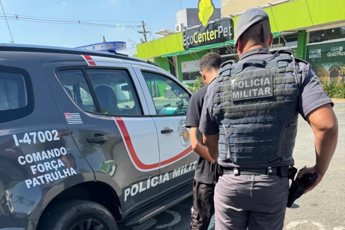 Homem era procurado havia mais de 12 anos e inicialmente disse que não se entregaria; conversa com policial terminou em apresentação voluntária.