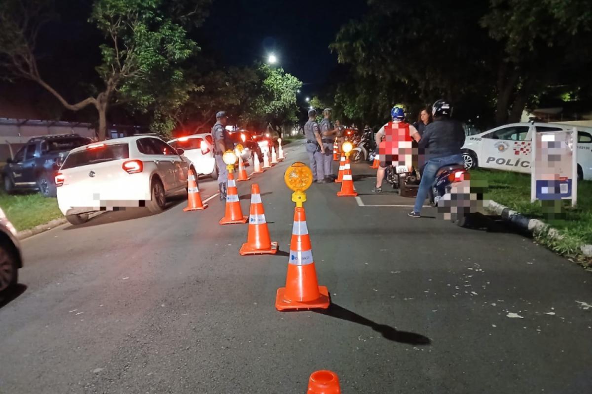 Ação da PM e do Detran fiscalizou 60 pessoas e recolheu quatro veículos