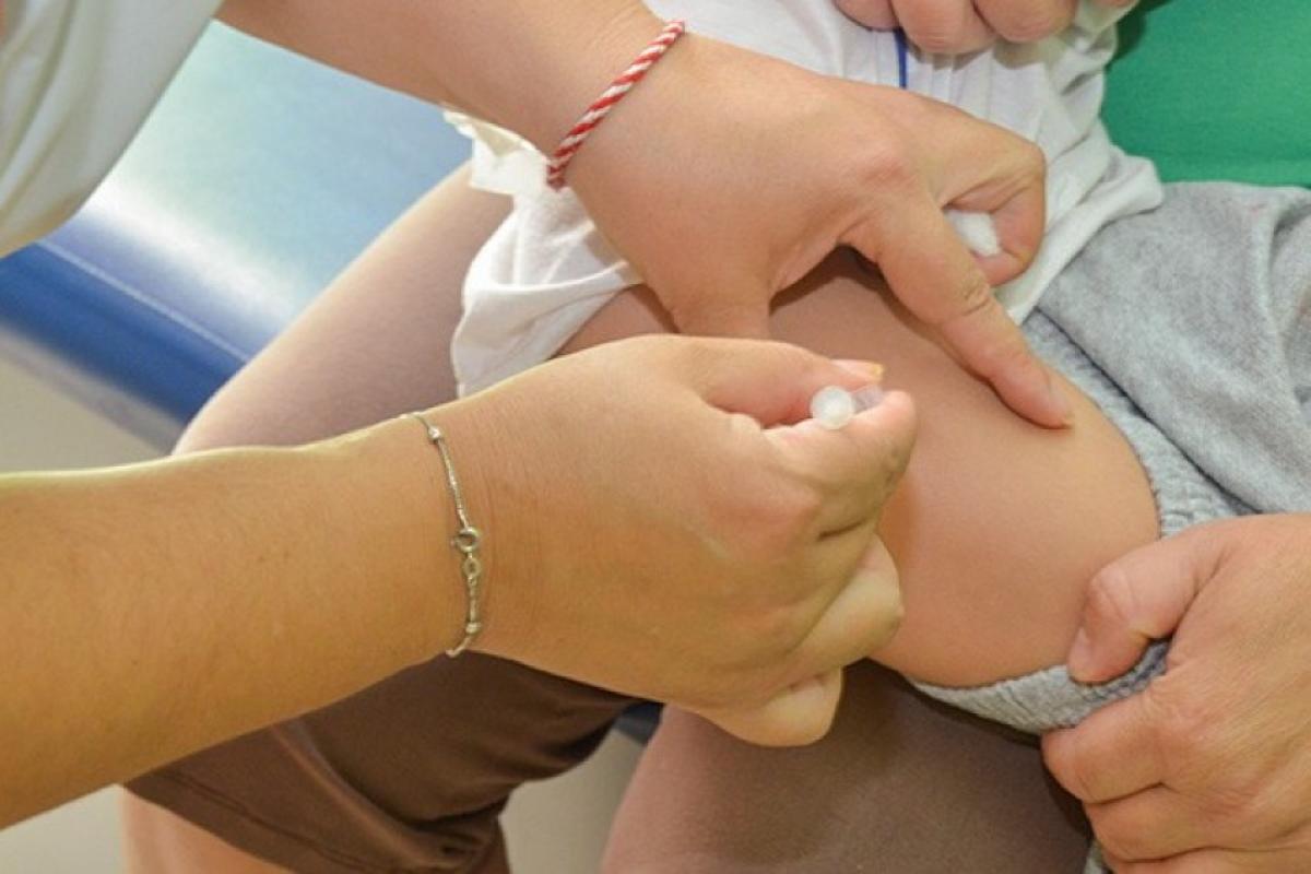 Criança toma vacina durante campanha de multivacinação 