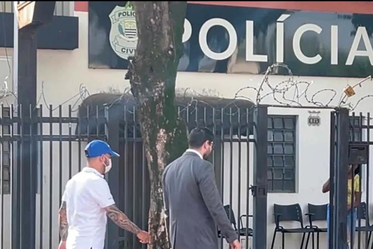 Motorista de 35 anos chega ao 1º Distrito Policial de Birigui acompanhado pelo advogado César Franzói para prestar depoimento sobre o atropelamento que matou Guilherme Correa Lima