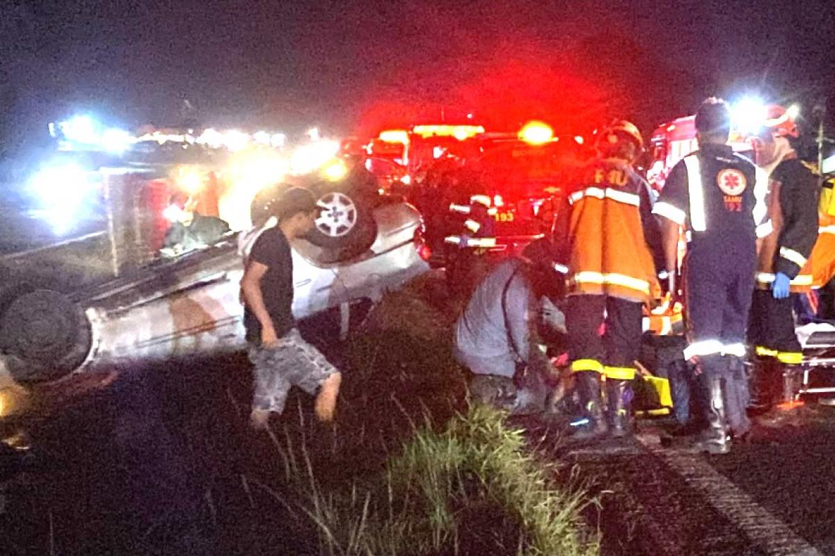 Equipes de socorro atenderam o casal na Rodovia do Açucar. 