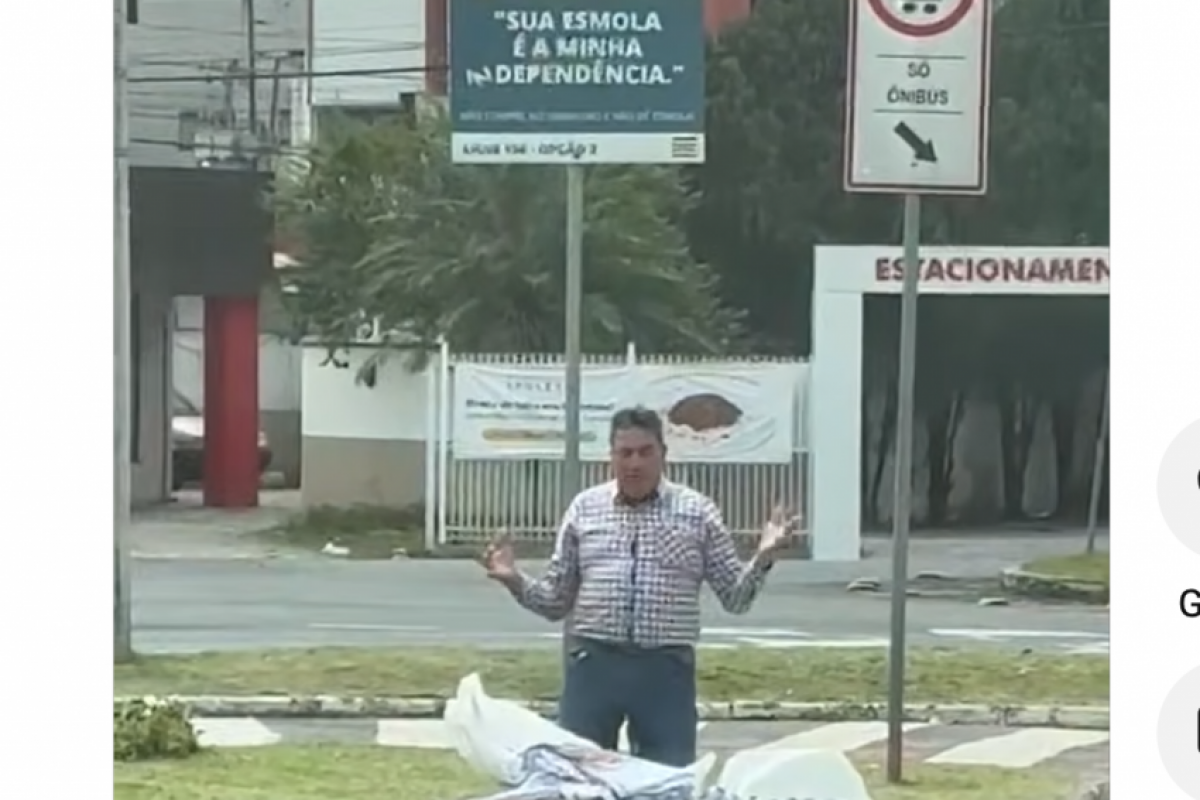 Os produtos que o trabalhador comercializa estavam espalhados à frente enquanto fazia a oração.
