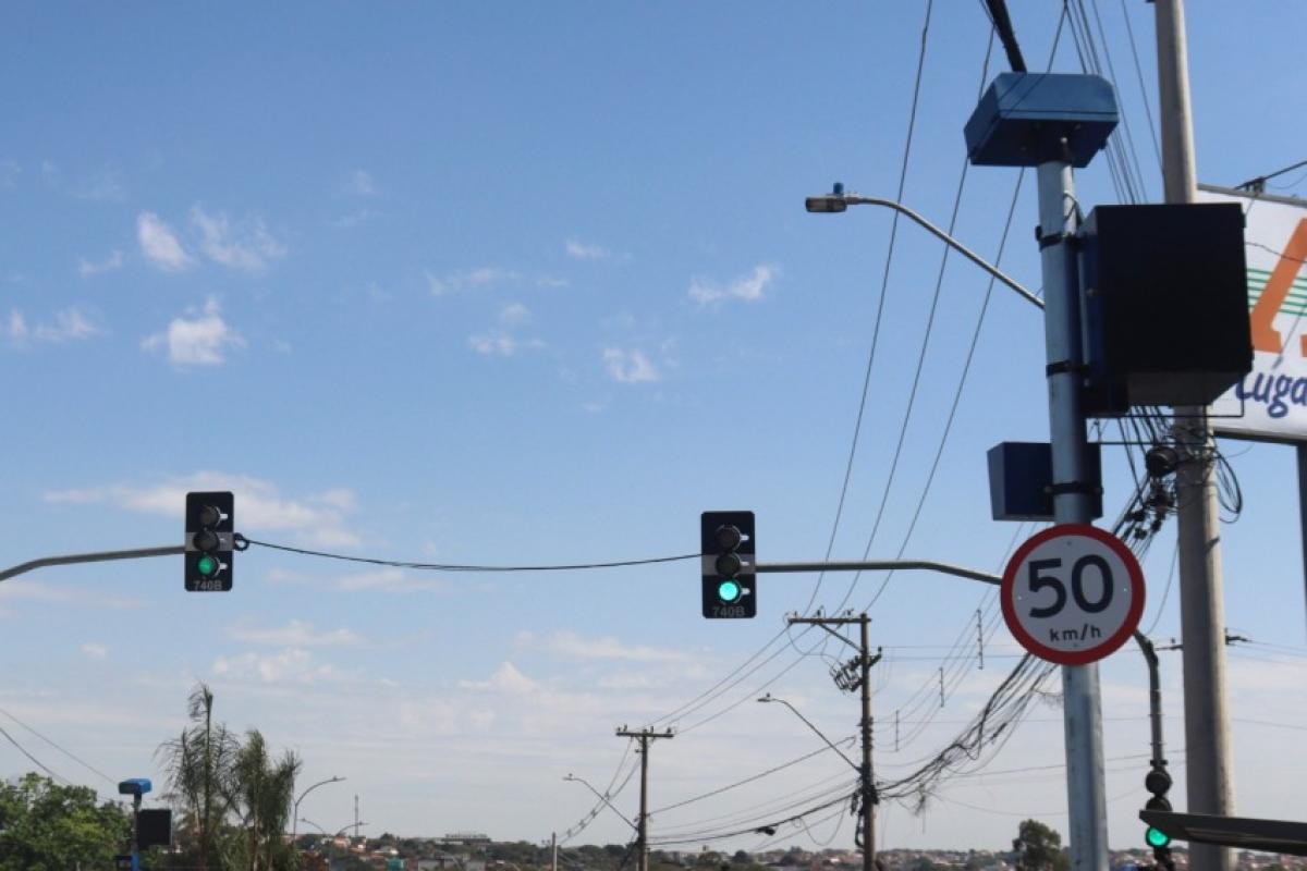 De janeiro a agosto, radares registraram 582,1 mil infrações; excesso de velocidade e avanço de sinal responderam por mais de 67%.