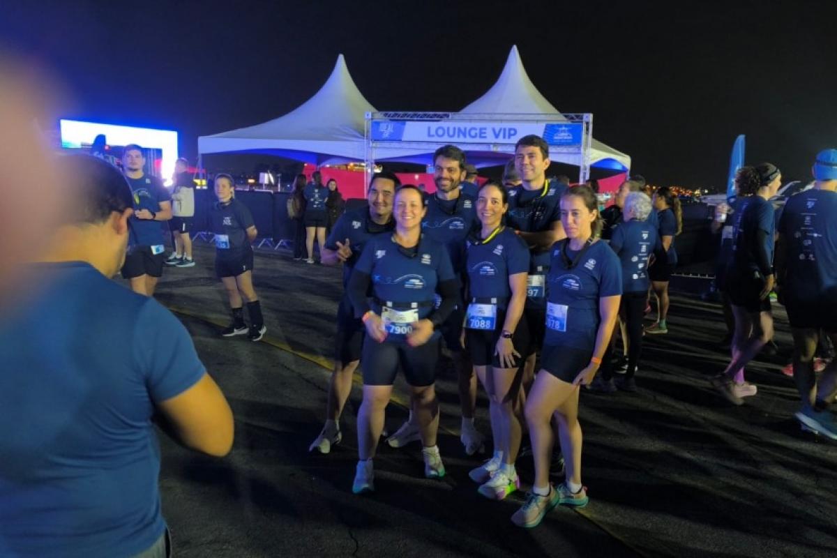 O evento reuniu centenas de atletas civis e militares que desafiaram o cronômetro sob as luzes do terminal de passageiros e dos hangares, divididos entre a caminhada de 3 km e a corrida de 6 km. 