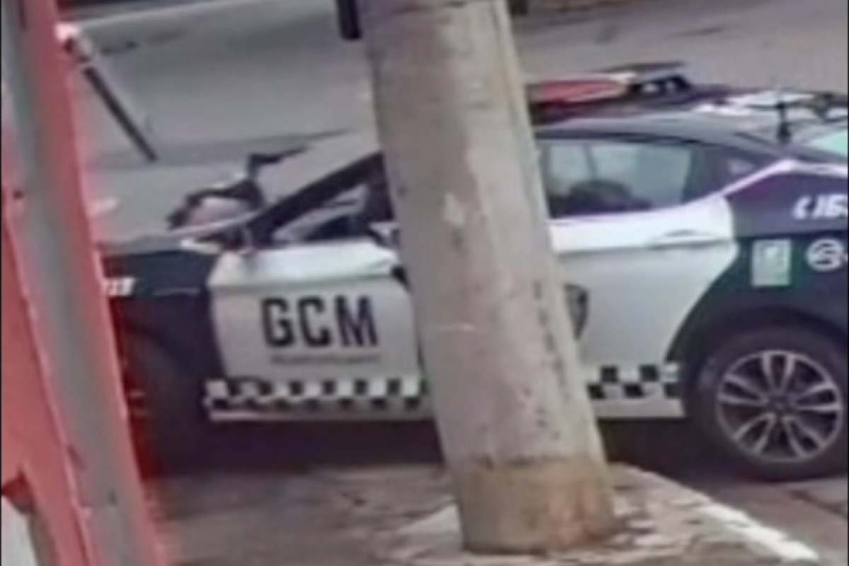 Os agentes deram ordem de parada após perceberem que o condutor não usava capacete e a moto estava sem placa.