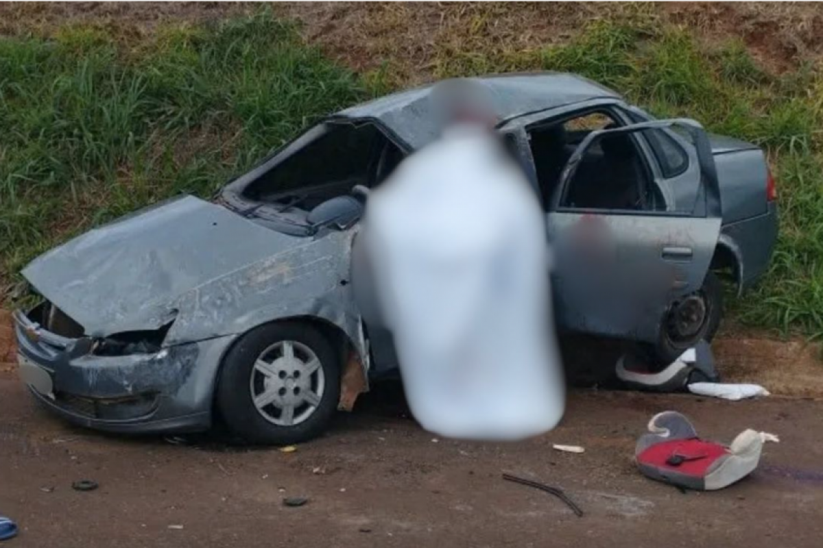 Segundo a Polícia Rodoviária Estadual (PRE), o Chevrolet Classic seguia em direção a Iporã quando tentou fazer uma ultrapassagem. 