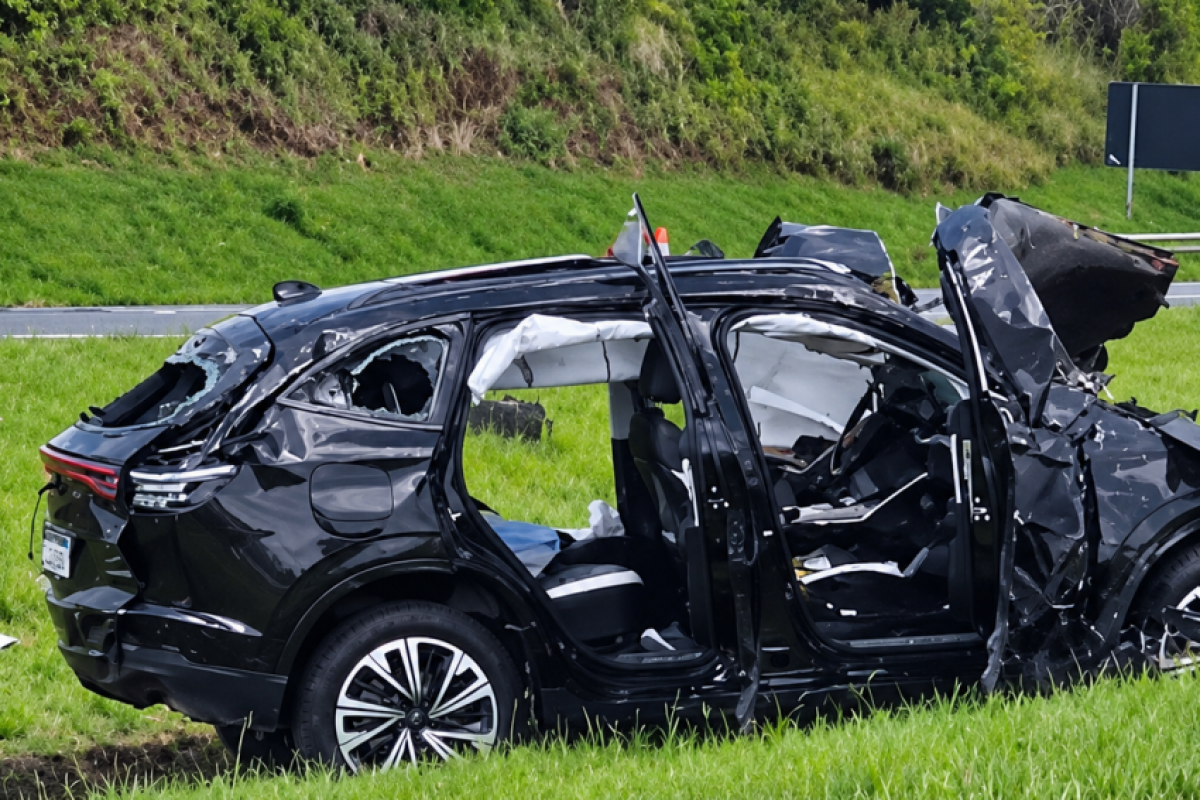 SUV capota e fica destruído na Rodovia Marechal Rondon, em Botucatu