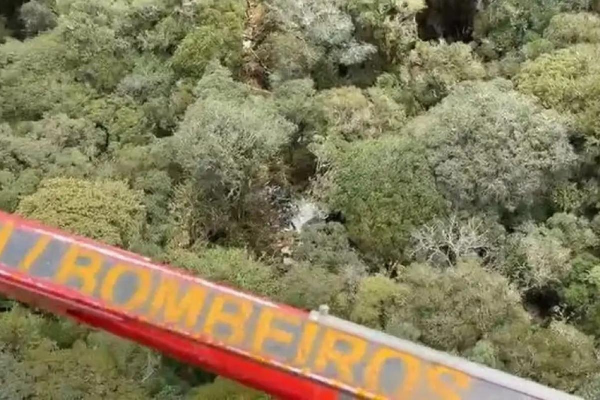 Bombeiros encontraram destroços do helicóptero no início da tarde desta terça