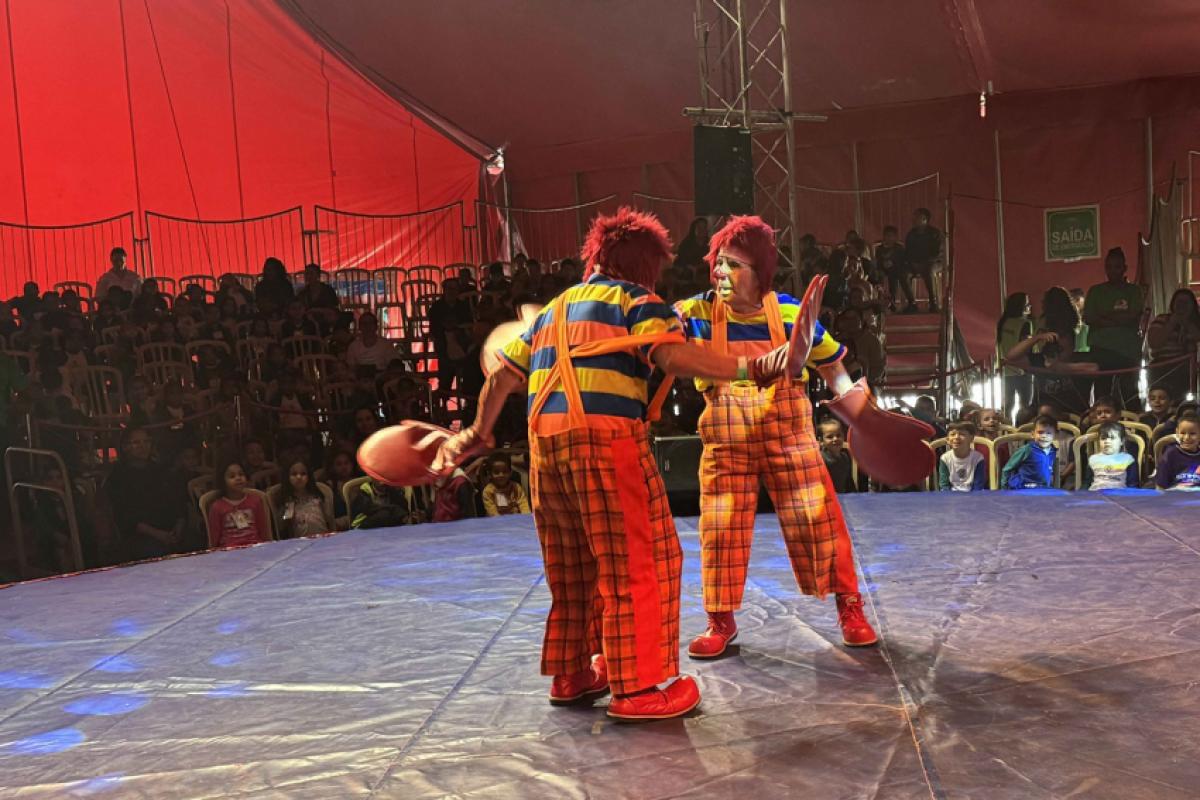 A programação reúne diferentes expressões do circo, como palhaçaria.