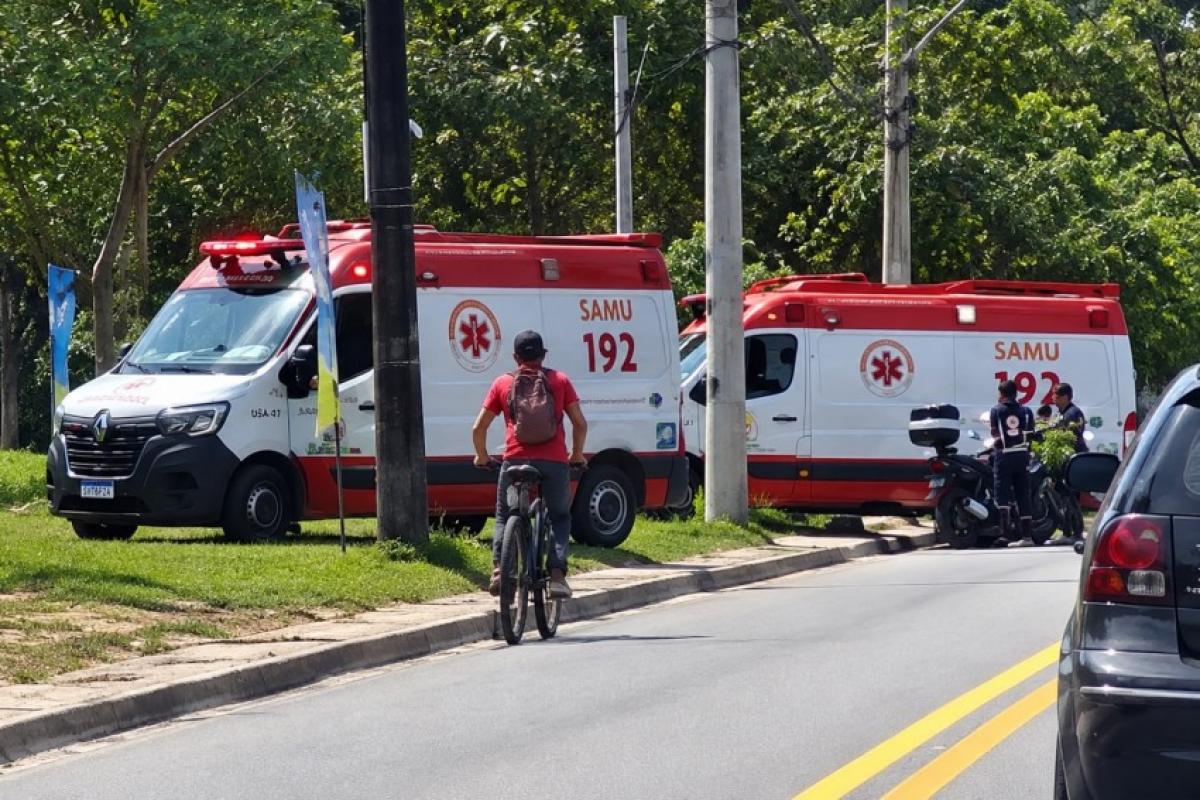 Um motociclista ficou ferido após uma colisão envolvendo uma moto e um caminhão basculante